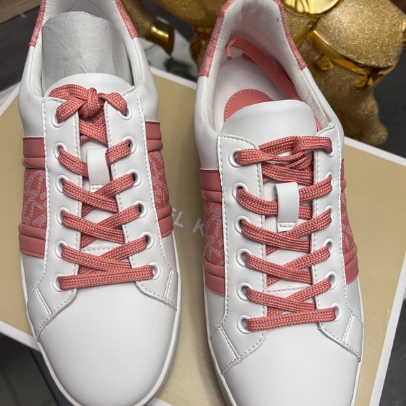 🌹🌹NEW Michael Michael Kors sneakers
(HOST PICK 2/22) - Picture 3 of 9